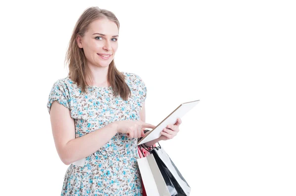 Online winkelen concept met vrouw en cadeau zakken — Stockfoto