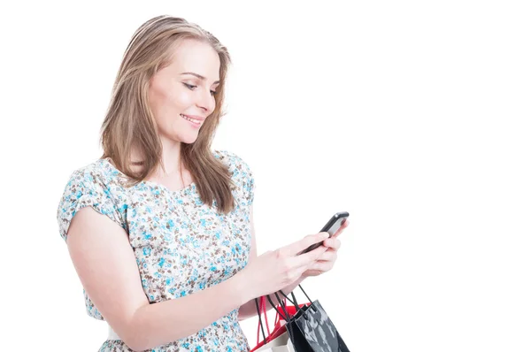 Sorridente bella donna con borse della spesa sms — Foto Stock