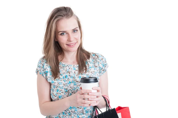 Sonriente comprador hermoso con bolsas disfrutando del café —  Fotos de Stock