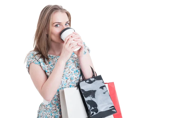 Jovem shopaholic beber café quente e fazer compras — Fotografia de Stock