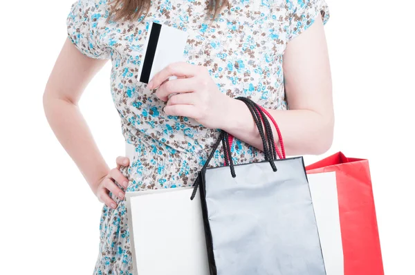 Primer plano de la mujer con bolsas y tarjeta de débito —  Fotos de Stock