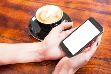 Smartphone kahve ile bir kenara tutan eller