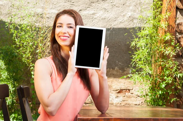 Atractiva dama sosteniendo la tableta con pantalla negra —  Fotos de Stock
