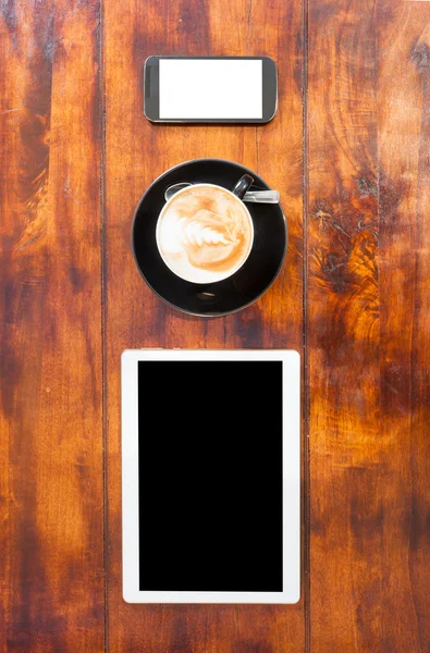 Вверх вид планшетного смартфона и чашки кофе — стоковое фото