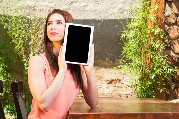 Señora mirando hacia arriba la celebración de la tableta con pantalla negra —  Fotos de Stock