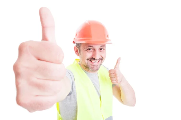 Fröhlich gutaussehender Bauarbeiter mit doppelter Daumen-hoch-Geste — Stockfoto