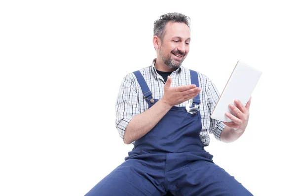 Gelukkig klusjesman wathcing iets grappig op Tablet — Stockfoto