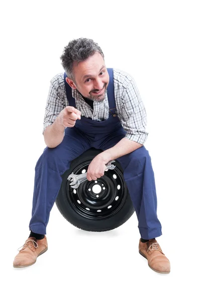 Cheerful attractive repairman pointing finger at you — Stock Photo, Image