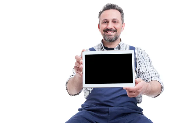 Portret radosnego repairmana trzymania cyfrowego tabletu — Zdjęcie stockowe