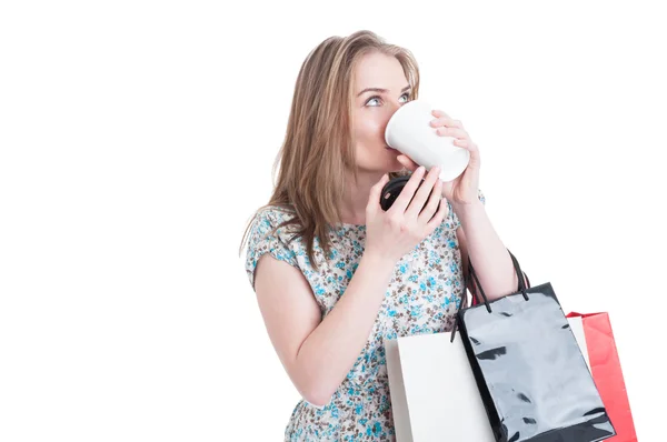 Relajada mujer en compras bebiendo espresso caliente —  Fotos de Stock