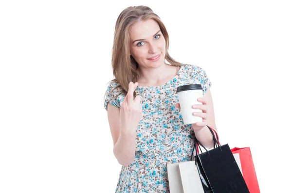 Lucky vásárlás nő ujjaival keresztbe kávéfogyasztás — Stock Fotó
