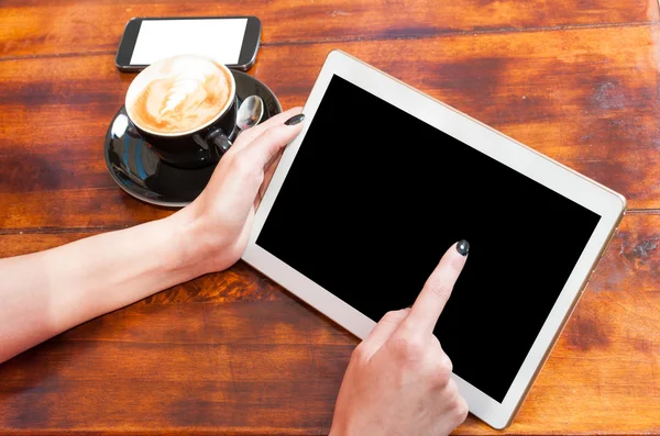 Donna mani che tengono tablet con caffè e smartphone da parte — Foto Stock