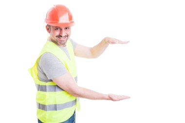 Onun avuç içi bir şey görünmez tutan yakışıklı Oluşturucu