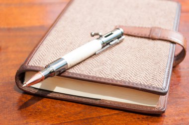 Gündem ya da defter üstüne kalem Close-Up