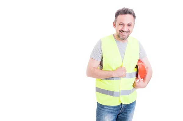 Joyeux constructeur masculin tenant son casque de protection — Photo