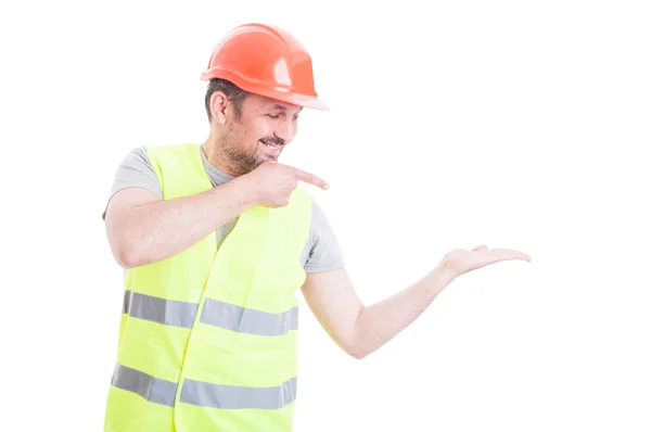 Alegre constructor señalando con el dedo a algo — Foto de Stock