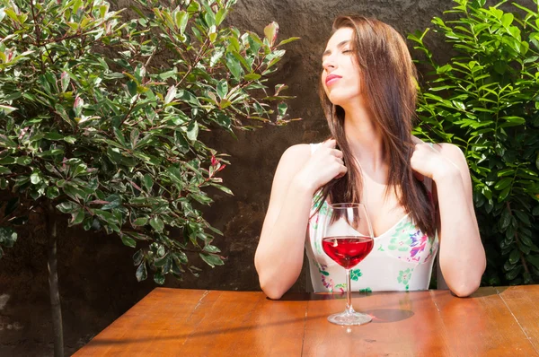 Mulher desfrutando de tempo no terraço com copo de vinho — Fotografia de Stock