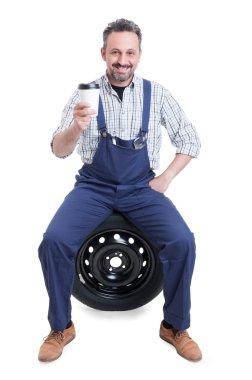 Neşeli gülümseyen teknisyen bir kahve molası alarak 