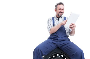 Mutlu çekici mekanik tablet bir şey okuma