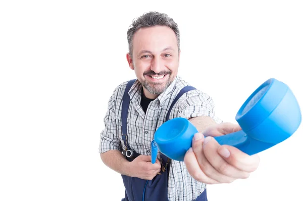 Mecánico sonriente dando un receptor de teléfono azul — Foto de Stock