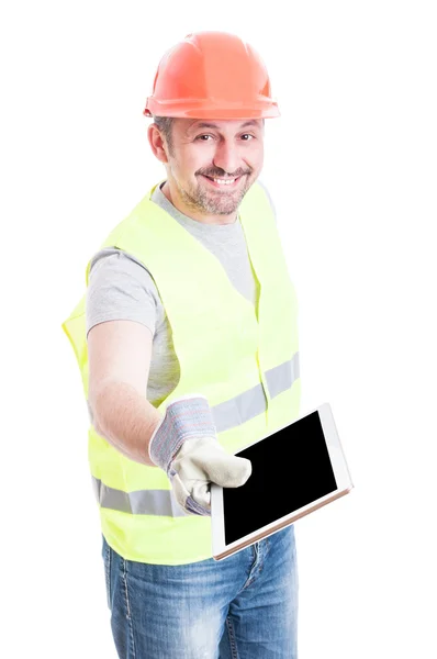 Lächelnder gutaussehender Bauarbeiter bietet Tablet mit leerem Bildschirm an — Stockfoto