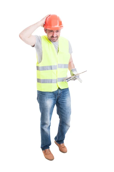Constructor masculino con tableta buscando confuso o dudoso — Foto de Stock
