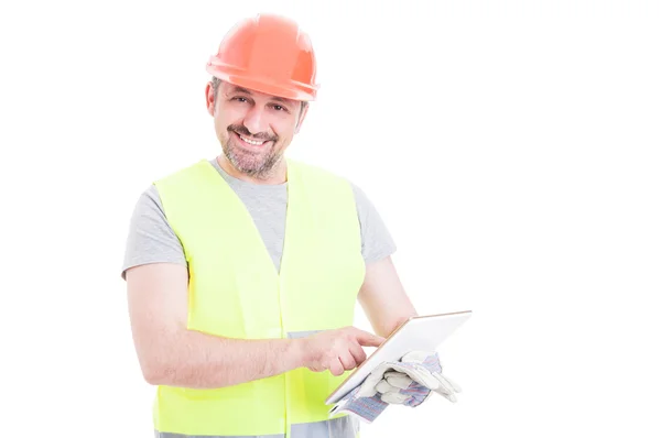 Ingeniero joven profesional buscando algo en la tableta —  Fotos de Stock