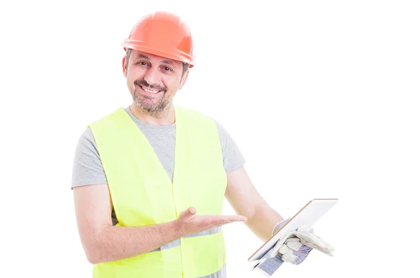 Успешный строитель представляет план на современном планшете — стоковое фото