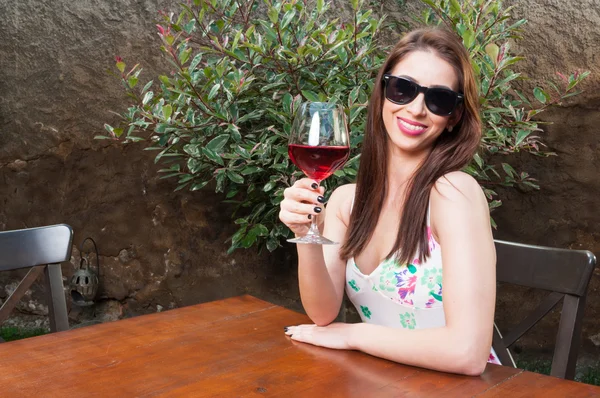 Mulher sorrindo segurando copo de vinho no terraço — Fotografia de Stock