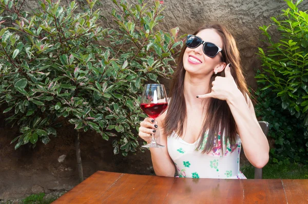 Menina segurando vinho fazendo me chamar gesto — Fotografia de Stock