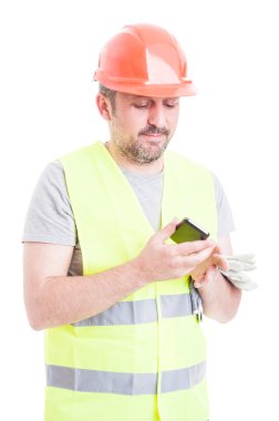 Genç Oluşturucu ile modern telefon çalışma portresi