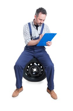 Tekerlek üzerinde oturan ve denetim listesinde yazma mekanik