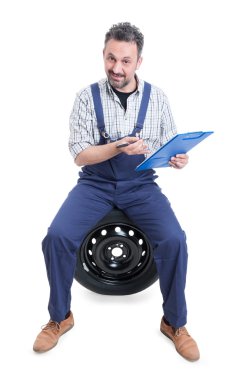 Yakışıklı mekanik lastik üzerinde oturan ve Pano holding