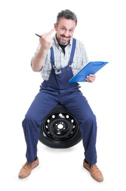 Lastik gösteren orta parmak üzerinde çekici makinist