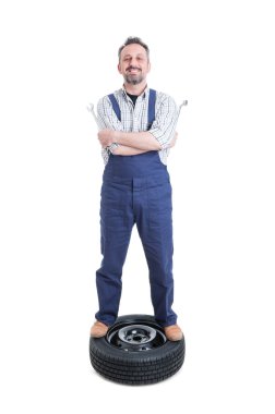 Tekerlek üzerinde olumlu tutum duran ile mutlu makinist