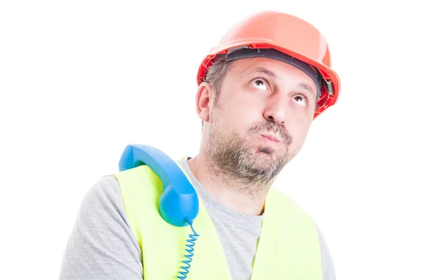 Aburrido constructor masculino esperando una llamada — Foto de Stock