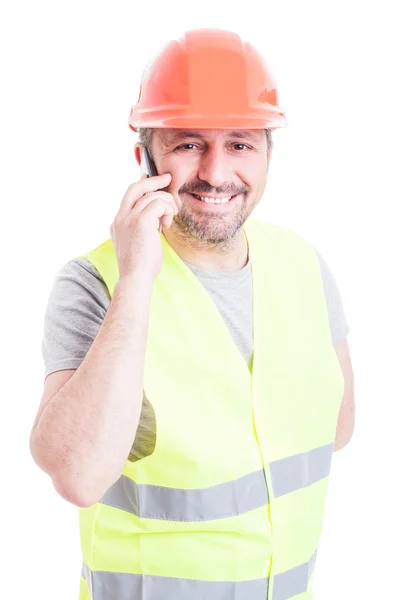 Ingeniero exitoso sonriendo y hablando por celular — Foto de Stock