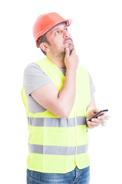 Constructeur mâle regardant inquiet et pensant à quelque chose — Photo