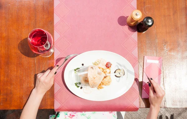 Vista de la elegante comida al aire libre en la terraza — Foto de Stock