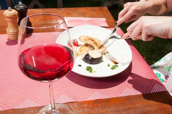 Manos de mujer con almuerzo en la mesa terraza — Foto de Stock