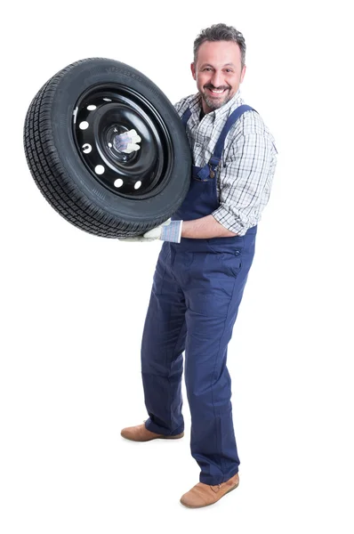 Mécanicien souriant professionnel travaillant avec des pneus de voiture — Photo