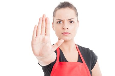 Ciddi hipermarket kız dur işareti gösteren