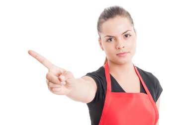 Süpermarket çalışanı bir ret jesti yapıyor