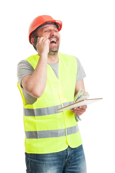 Fröhlicher Bauarbeiter, der am Handy telefoniert und lacht — Stockfoto