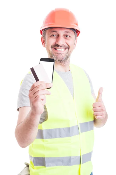 Alegre constructor pagando con tarjeta de crédito —  Fotos de Stock
