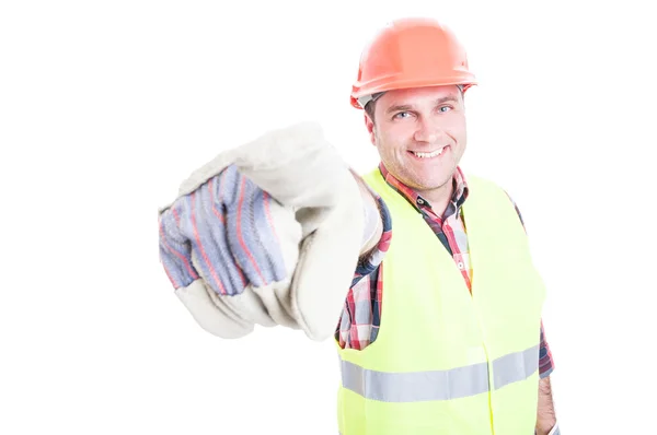 Bonito construtor sorridente apontando o dedo para você — Fotografia de Stock