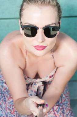 Güzel bayan güneş gözlüğü ile selfie çekerken