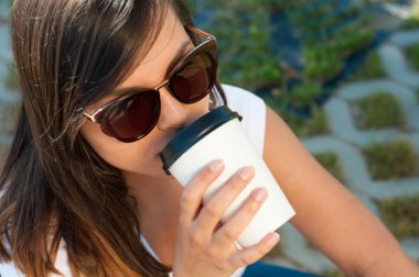 Güzel kadın kahve fincan yudumlarken