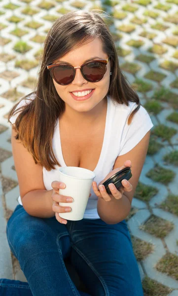 Ritratto di bella ragazza che tiene una tazza di caffè fuori — Foto Stock