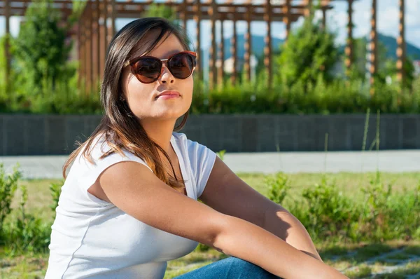 Mulher bonita vestindo tons posando fora no parque — Fotografia de Stock